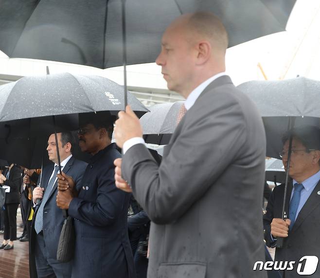 파트릭 슈페히트 실사단장이 부산항국제컨벤션센터 야외 하늘공원에서 북항 재개발 계획과 가덕신공항 개발계획 등을 청취하고 있다. 2023.4.5/뉴스1 ⓒ News1 조아서 기자