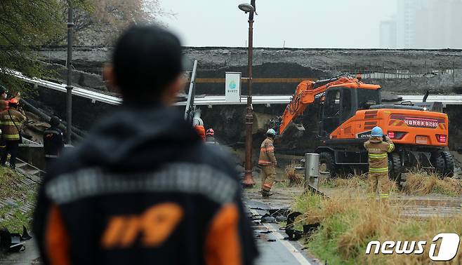 5일 오전 경기 성남시 분당구 정자동 정자교 보행로 일부 구간과 난간이 붕괴되는 사고가 발생, 소방 대원 등이 분주히 현장을 수습하고 있다. 이 사고로 30대 여성 A씨가 숨지고 30대 남성 B씨는 중상을 입어 병원에서 치료 중이다. 2023.4.5/뉴스1 ⓒ News1 김진환 기자