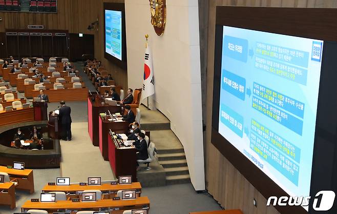 한덕수 국무총리가 5일 서울 여의도 국회 본회의장에서 열린 제405회국회(임시회) 제3차 본회의 교육·사회·문화 분야 대정부질문에서 맹성규 더불어민주당 의원의 질의에 답변하고 있다. 2023.4.5/뉴스1 ⓒ News1 송원영 기자