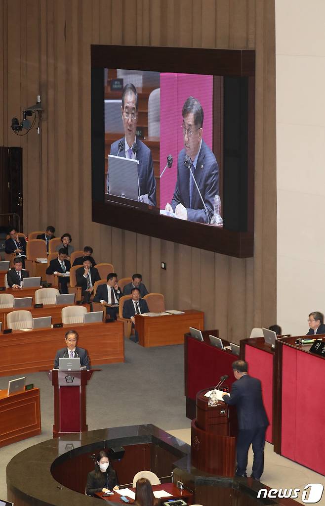 한덕수 국무총리가 5일 서울 여의도 국회 본회의장에서 열린 제405회국회(임시회) 제3차 본회의 교육·사회·문화 분야 대정부질문에서 맹성규 더불어민주당 의원의 질의에 답변하고 있다. 2023.4.5/뉴스1 ⓒ News1 송원영 기자