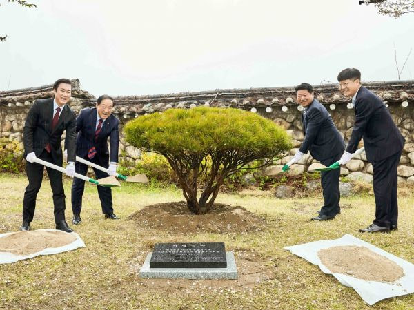 김명길 속초시의회 의장(왼쪽부터)과 이병선 속초시장, 조현국 한국임업진흥원 이사, 김형조 한화호텔앤드리조트 대표가 기념식수를 심고 있다.[사진제공=한화호텔앤드리조트]