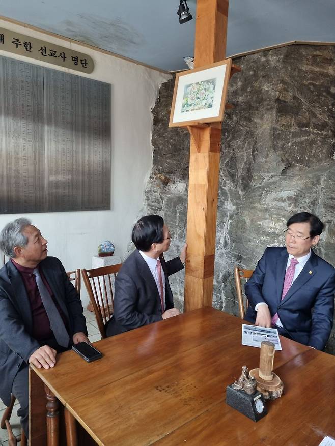 기념탑교회 내부엔 아펜젤러-언더우드 선교사 도착 당시 부두 모습을 보여주는 절벽 바위가 노출돼 있다./김한수 기자