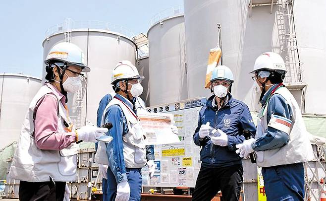 IAEA 사무총장이 직접 점검 - 지난해 5월 라파엘 그로시(오른쪽에서 둘째) 국제원자력기구(IAEA) 사무총장이 일본 도쿄전력의 후쿠시마 제1 원자력발전소를 점검하고 있다. 일본 정부는 오는 봄에서 여름 사이에 정화시설에서 처리해 희석시킨 후쿠시마 원전 오염수를 방류할 예정이다. /EPA 연합뉴스