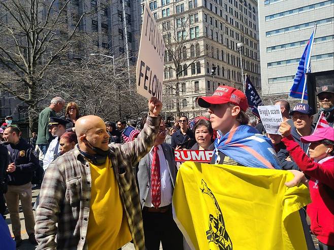 4일 오전 맨해튼 형사법원 앞에서 '트럼프는 중범죄자'란 피켓을 든 시민과 '미국을 다시 위대하게' 모자를 쓴 트럼프 지지자가 뒤섞여 시위를 벌이고 있다. /뉴욕=정시행 특파원