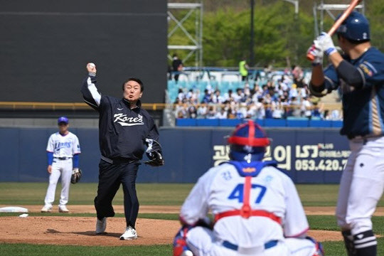 윤석열 대통령이 지난 1일 오후 대구 삼성라이온즈파크에서 열린 프로야구 '신한은행 SOL 2023 KBO리그' NC 다이노스와 삼성 라이온즈의 시즌 개막전에서 시구를 하고 있다. [대통령실 제공]