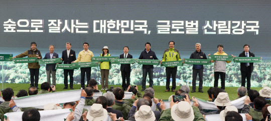 남성현 산림청장(왼쪽 여섯번째)이 5일 경기도 포천시 국립수목원에서 열린 '국토녹화 50주년 및 제78회 식목일 기념행사'에서 주요 내빈들과 '숲으로 잘사는 대한민국, 글로벌 산림강국'이라는 산림 100년 비전을 선포하고 있다.



산림청 제공