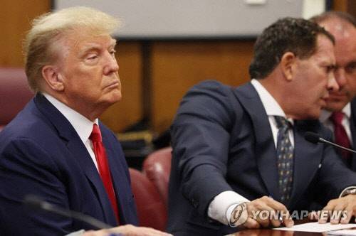 도널드 트럼프 전 대통령이 맨해튼 형사법원에서 열린 기소인부절차에 참석했다. 뉴욕 로이터=연합뉴스