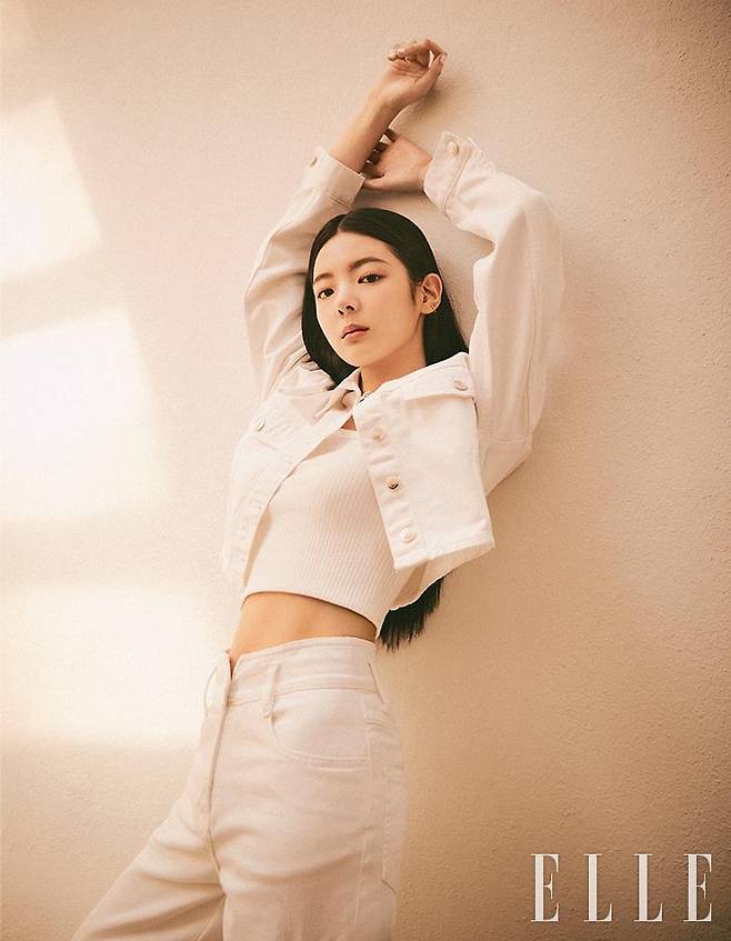 화이트 데님 재킷과 팬츠는 모두 Iro. 탱크톱은 스타일리스트 소장품.