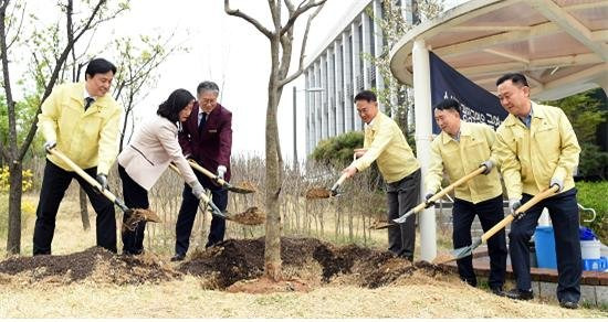 지난 4일 서울 강남구 수서역에서 이종국 SR 대표이사(오른쪽 세번째)가 모과나무를 식수하고 있다. SR 제공