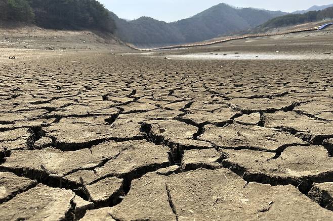 전남 순천시 상사면에 있는 주암댐이 지난달 20일 오후 말라붙어 갈라진 바닥을 드러내고 있다. 연합뉴스