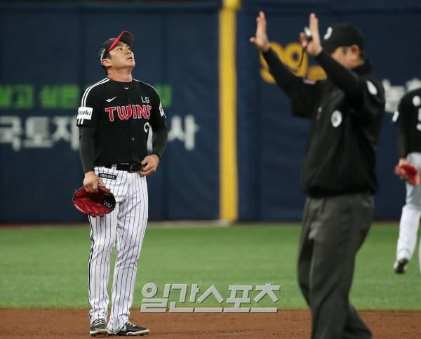 2023 KBO 프로야구 키움히어로즈와 LG트윈스의 경기가 5일 오후 서울 고척스카이돔에서 열렸다. 1회말 무사 1루 김혜성의 땅볼 타구를 놓친 오지환이 아쉬워하고 있다. 고척=김민규 기자