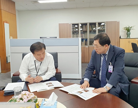 주낙영 경주시장(오른쪽)이 4일 이진복 대통령실 정무수석을 만나 주요 현안 사업을 보고하고 정부 차원의 전폭적인 지원을 요청하고 있다. [사진=경주시청]