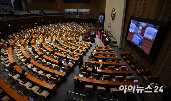 한덕수 국무총리가 5일 오후 서울 여의도 국회 본회의장에서 열린 교육·사회·문화 분야에 대한 대정부질문에서 전해철 더불어민주당 의원 질의에 답하고 있다. [사진=김성진 기자]