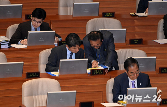 이주호 사회부총리 겸 교육부 장관이 5일 오후 서울 여의도 국회 본회의장에서 열린 교육·사회·문화 분야에 대한 대정부질문에서 관계자와 대화하고 있다. [사진=김성진 기자]