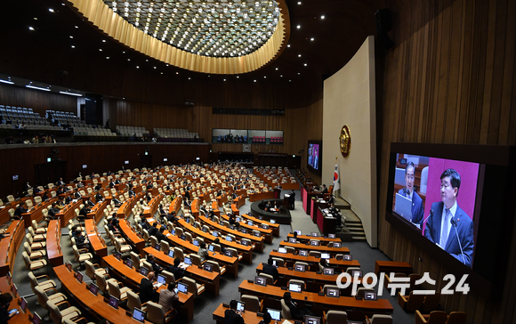 한덕수 국무총리가 5일 오후 서울 여의도 국회 본회의장에서 열린 교육·사회·문화 분야에 대한 대정부질문에서 전해철 더불어민주당 의원 질의에 답하고 있다. [사진=김성진 기자]