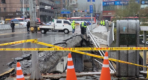 5일 오전 9시45분쯤 성남시 분당구 정자교가 붕괴되는 사고가 발생해 40대 여성이 숨지고 20대 남성이 크게 다쳤다. 소방당국이 인명검색을 한 뒤 철수하자 성남시 교량 유지보수 담당 부서에서 장비를 동원해 안전 조치를 하면서 사고 원인을 조사하고 있다. 손성배 기자