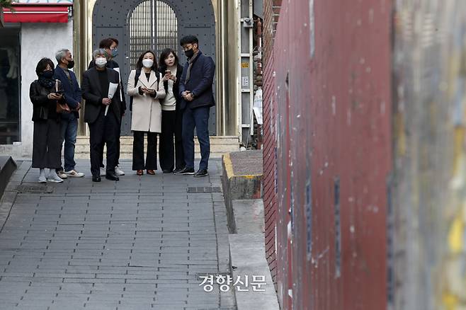 2001년 일본 아카시시 불꽃축제에서 발생한 육교 압사 참사의 유가족인 미키 기요시와 시모무라 세이지 씨가 17일 서울 이태원 참사 현장을 찾아 유가족과 현장을 살펴보고 있다. 문재원 기자