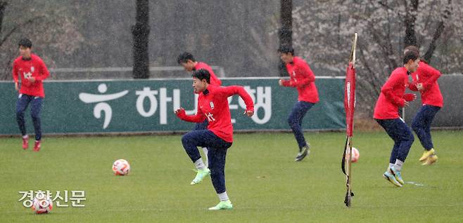 한국 여자축구대표팀 선수들이 5일 파주 NFC에서 잠비아와의 평가전을 앞두고 비를 맞으며 훈련하고 있다. 파주 | 정지윤 선임기자