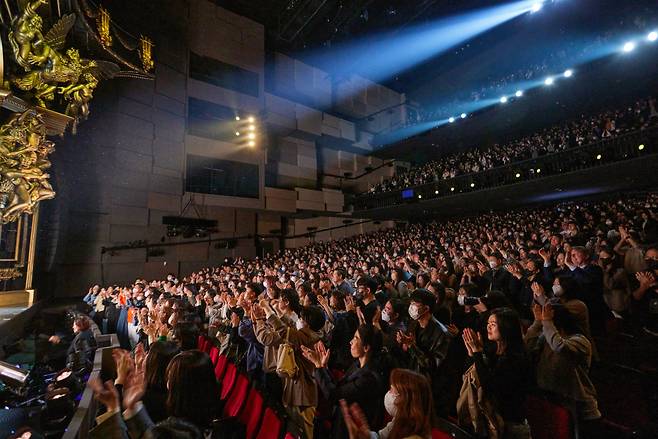 The audience gives a standing ovation after "The Phantom of the Opera" at the Dream Theater in Busan on Saturday. (S&CO)