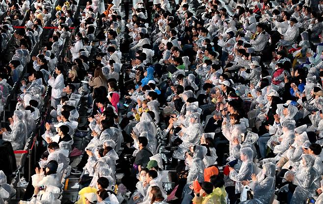 People enjoy the "K-Culture Night" concert, held at the Busan Cinema Center, Haeundae-gu, Busan, in support of the city's 2030 World Expo bid. (Lim Se-jun/The Korea Herald)