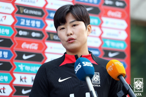 Ji So-yun speaks to reporters at the Paju National Football Center in Paju, Gyeonggi on Sunday. [YONHAP]