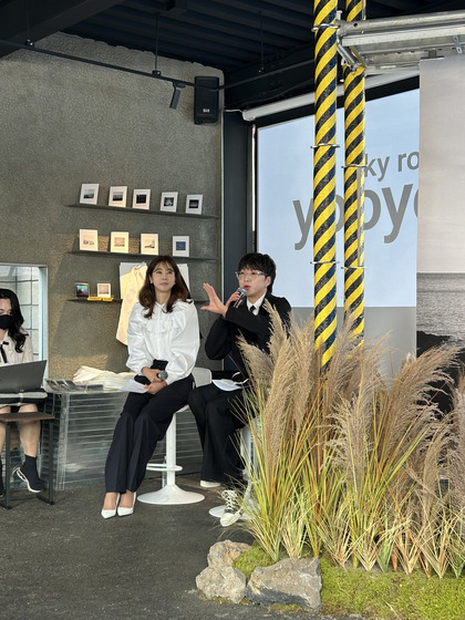 Yooyeon, otherwise known as Kang Seung-yoon of Winner, speaks during a press event at StART PLUS gallery in late March for his first photography exhibition, ″Sky Roof.″ [SHIN MIN-HEE]