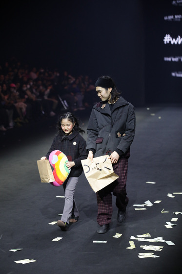 Designer Lee Sung-bin, right, and his daughter Luna at the ending of #whysocerealz!'s Seoul Fashion Week show last month. [#WHYSOCEREALZ!]