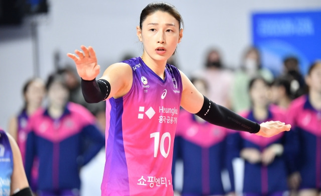 흥국생명 김연경이 4일 경북 김천실내체육관에서 열린 도드람 2022-2023 V리그 여자부 챔피언결정전(5전 3선승제) 4차전 한국도로공사와의 경기에서 동료들과 소통하고 있다. 한국배구연맹