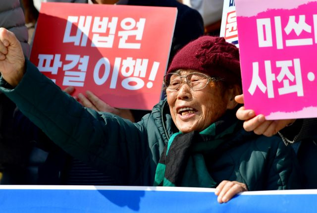 일제 강제동원 피해자인 양금덕(93) 할머니가 지난달 6일 광주 동구 5·18민주광장에서 열린 일제강제동원시민모임·광주전남역사정의평화행동의 기자회견에 참여해 정부가 내놓은 일제강제징용 피해배상 관련 해법인 '제3자 변제안'을 비판하고 있다. 뉴시스