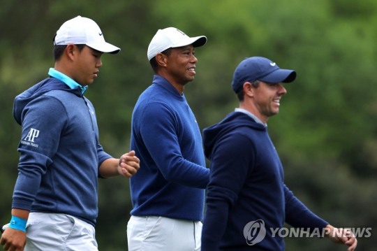 우즈, 매킬로이와 함께 이동하는 김주형(왼쪽)[로이터=연합뉴스]