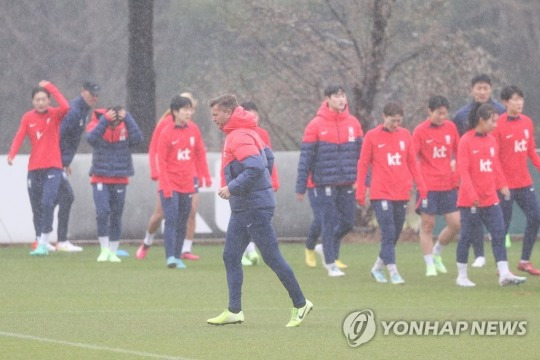 여자 축구 국가대표팀 선수들이 5일 오전 경기도 파주 국가대표트레이닝센터(NFC)에서 평가전 대비 훈련을 하고 있다. [연합뉴스]