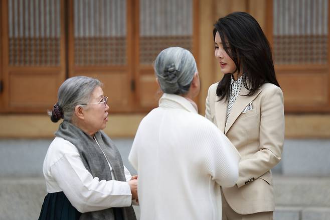 김건희 여사가 4일 청와대 상춘재에서 열린 국가무형문화재 전통공연·예술 분야 전승자 오찬에서 참석자들과 대화하고 있다. / 사진=대통령실 제공