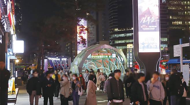 코로나 팬데믹을 거치면서 강남 인근 상권 매출은 도리어 급증했다. 성형외과, 피부과 등 뷰티 의료 매출이 크게 늘었고 거리두기 해제 이후 유동인구 역시 폭발적으로 증가한 덕분이다. (나건웅 기자)