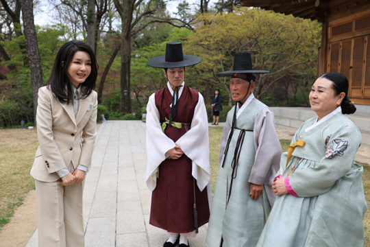 운석열 대통령 부인 김건희 여사가 4일 상춘재에서 열린 국가무형문화재 전통공연·예술 분야 전승자 오찬에서 참석자들과 대화하고 있다. 대통령실 제공