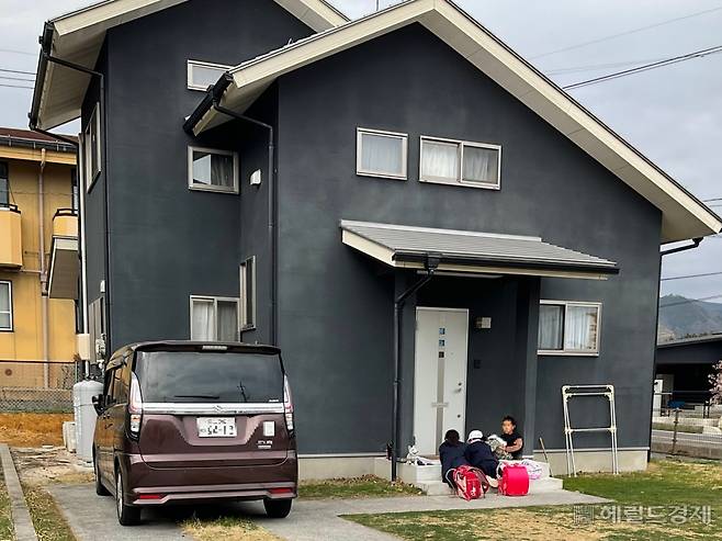 지난달 15일 찾은 '파크사이드나기(Park Side Nagi)' 한 주택 앞에서 교복을 입은 아이들이 모여 놀고 있다. 신혜원 기자