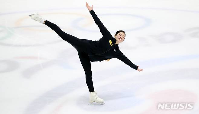 [서울=뉴시스] 조성우 기자 = 2023 국제빙상경기연맹(ISU) 피겨스케이팅 세계선수권대회에서 은메달을 획득한 이해인이 태릉선수촌 실내빙상장에서 뉴시스와 인터뷰에 앞서 포즈를 취하고 있다. 2023.04.05. xconfind@newsis.com