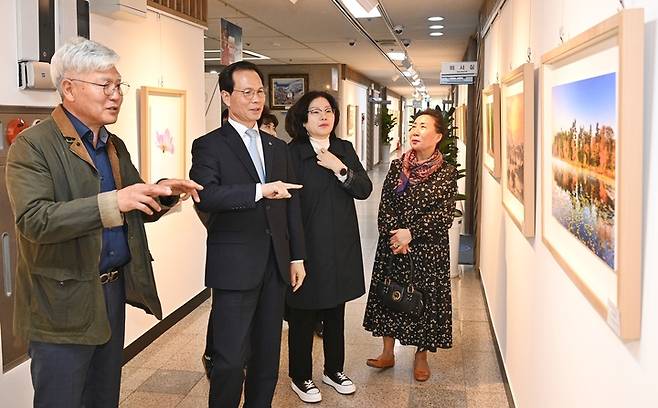 [음성=뉴시스] 음성군청 청사 복도 갤러리 2차 전시회. (사진=음성군 제공) photo@newsis.com *재판매 및 DB 금지