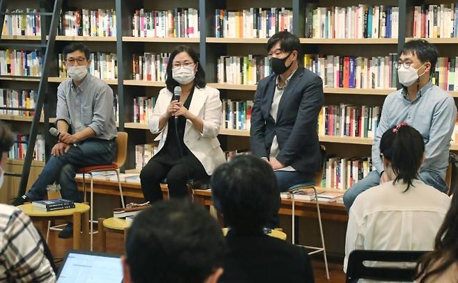 2020년 9월 25일 오후 서울 강남구 최인아책방에서 열린 '한번도 경험해보지 못한 나라' 기자간담회에서 권경애 변호사가 취재진의 질문에 답하는 모습. 연합뉴스