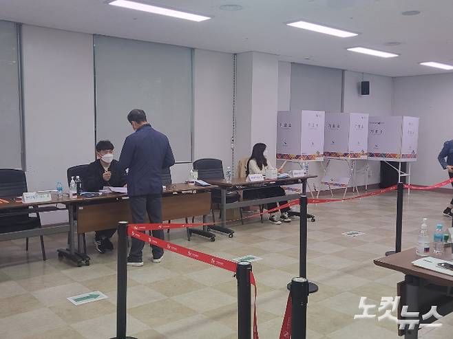 5일 전주을 국회의원 재선거 투표소(서신동 주민센터). 김대한 기자