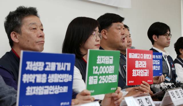 ▲민주노총과 한국노총이 4일 중구 프란치스코 교육회관에서 2024년 적용 최저임금 기자회견을 하고 있다. 양대 노총은 시급 1만2천원, 월급 250만8천원(209시간 기준)을 요구했다. ⓒ연합뉴스