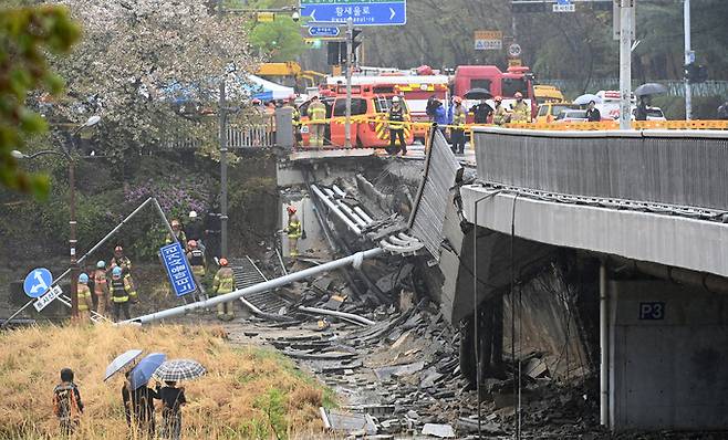 5일 오전 경기도 성남시 분당구 정자교 난간이 무너지는 사고가 발생해 소방 대원 등 관계자들이 현장을 수습하고 있다. 성남=뉴시스 