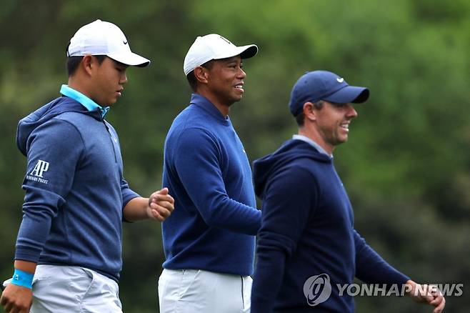 우즈, 매킬로이와 함께 이동하는 김주형(왼쪽) [로이터=연합뉴스]