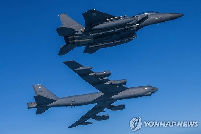 미 B-52H가 참가한 한미 연합공중훈련 (서울=연합뉴스) 지난달 6일 한반도 서해 상공에서 한국측 F-15K 및 KF-16 전투기와 미국측 B-52H 전략폭격기가 참여한 가운데 한미 공군이 연합공중훈련을 실시하고 있다. 2023.3.6 [국방부 제공] photo@yna.co.kr