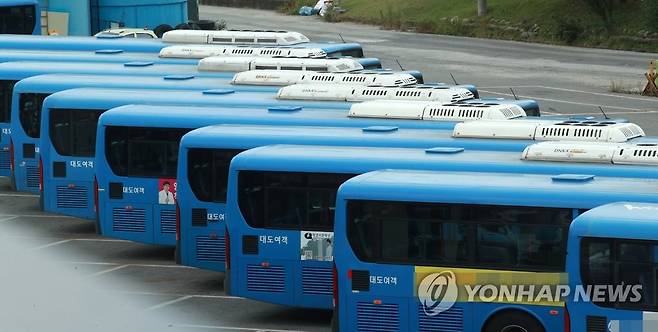 멈춰 선 원주 시내버스 [연합뉴스 자료사진]