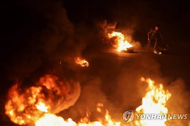 가자지구에서 팔레스타인 청년이 예루살렘 모스크 공격에 항의하며 불을 피우는 모습 [AFP 연합뉴스 자료사진. 재판매 및 DB 금지]