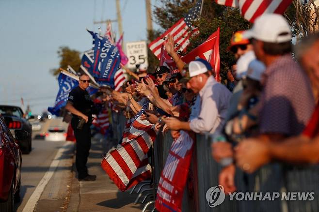 美 플로리다 자택 인근에 늘어선 트럼프 지지자들 (웨스트팜비치[美 플로리다주] AFP·게티이미지=연합뉴스) 도널드 트럼프 전 미국 대통령의 지지자들이 4일(현지시간) 미국 플로리다주 웨스트팜비치에 있는 그의 마러라고 자택 부근에서 그의 도착을 기다리고 있다. 트럼프 전 대통령은 이날 뉴욕 맨해튼 형사법원에서 열린 기소인부절차에 출석해 기업문서 조작과 관련된 34건 혐의를 모두 부인했다. 2023.04.05 ddy04002@yna.co.kr