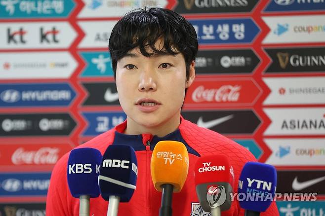 인터뷰하는 이금민 (파주=연합뉴스) 신현우 기자 = 대한민국 축구 국가대표 이금민이 5일 오전 경기도 파주 국가대표트레이닝센터(NFC)에서 훈련에 앞서 언론 인터뷰를 하고 있다.
    대표팀은 7일 수원월드컵경기장, 11일 용인 미르스타디움에서 잠비아와 A매치를 치른다. 2023.4.5 nowwego@yna.co.kr