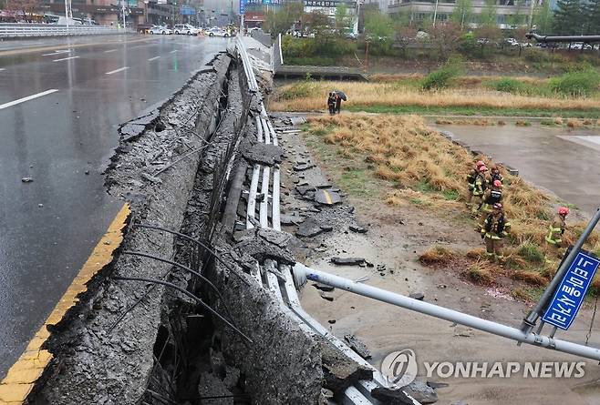 무너진 정자교 보행로 (성남=연합뉴스) 홍기원 기자 = 5일 오전 교량 양쪽에 설치된 보행로 중 한쪽 보행로가 갑자기 무너져 내리며 1명이 숨지고 1명이 다치는 사고가 발생한 경기도 성남시 정자교에서 소방 등 관계자들이 분주하게 움직이고 있다. 2023.4.5 xanadu@yna.co.kr