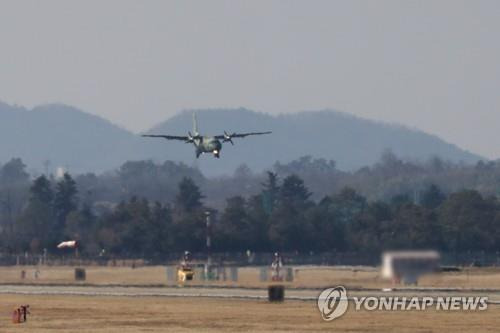 착륙하는 공군 수송기 [연합뉴스 자료사진]