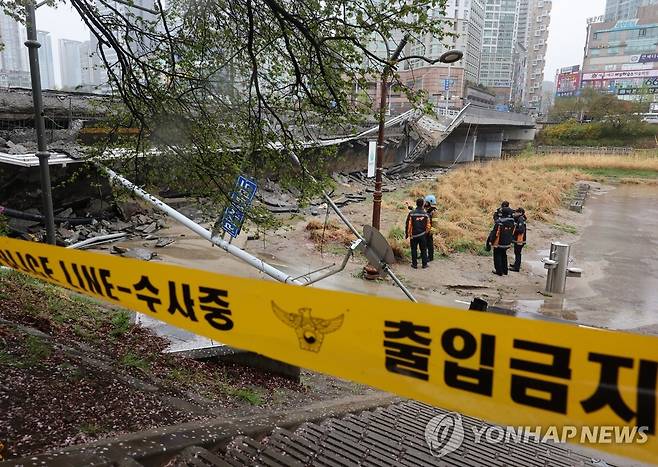 붕괴된 분당 정자동 교각 (성남=연합뉴스) 홍기원 기자 = 5일 오전 9시 45분께 경기도 성남시 분당구 정자동에서 하천을 가로지르는 교각 난간이 무너지는 사고가 났다. 이 사고로 교각 가드레일과 이정표 등이 산책로로 쏟아졌다. 이에 따라 30대 보행자 2명이 구조물 등에 맞아 중상을 입었다. 2023.4.5 xanadu@yna.co.kr